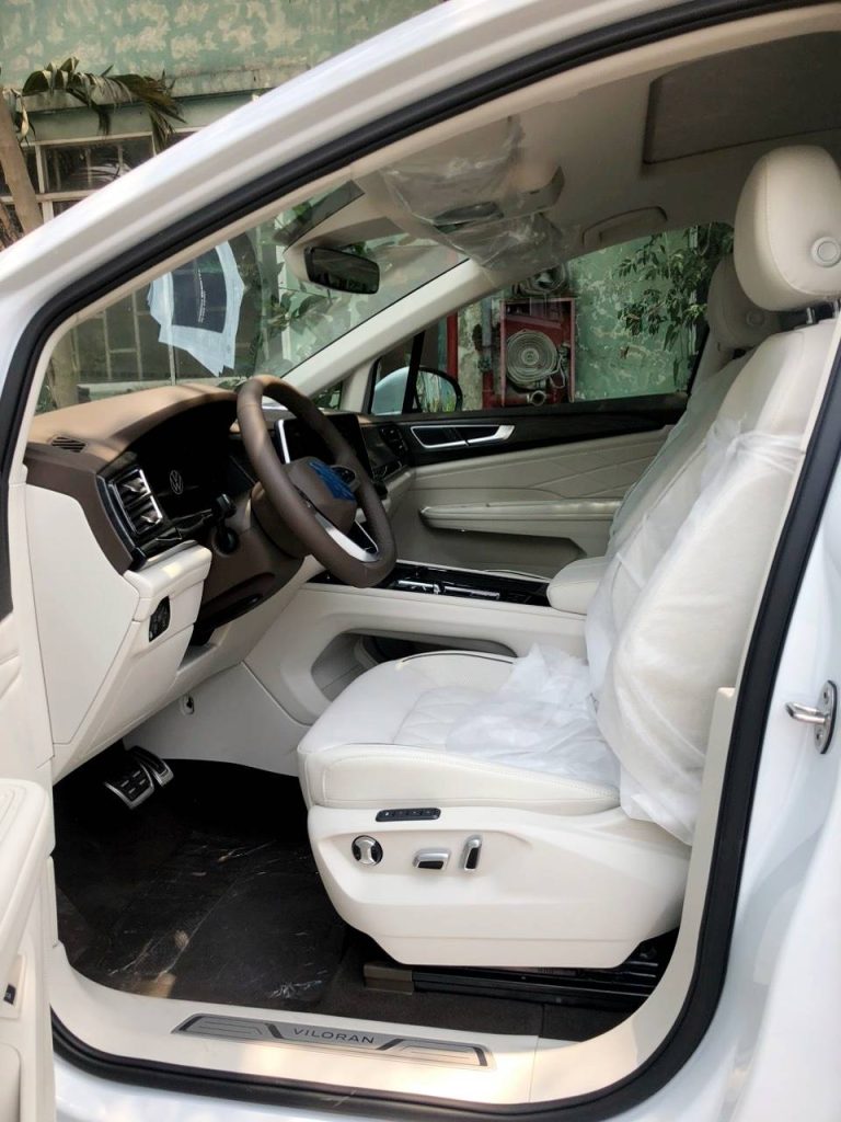 Nội thất viloran cũng là màu trắng kem