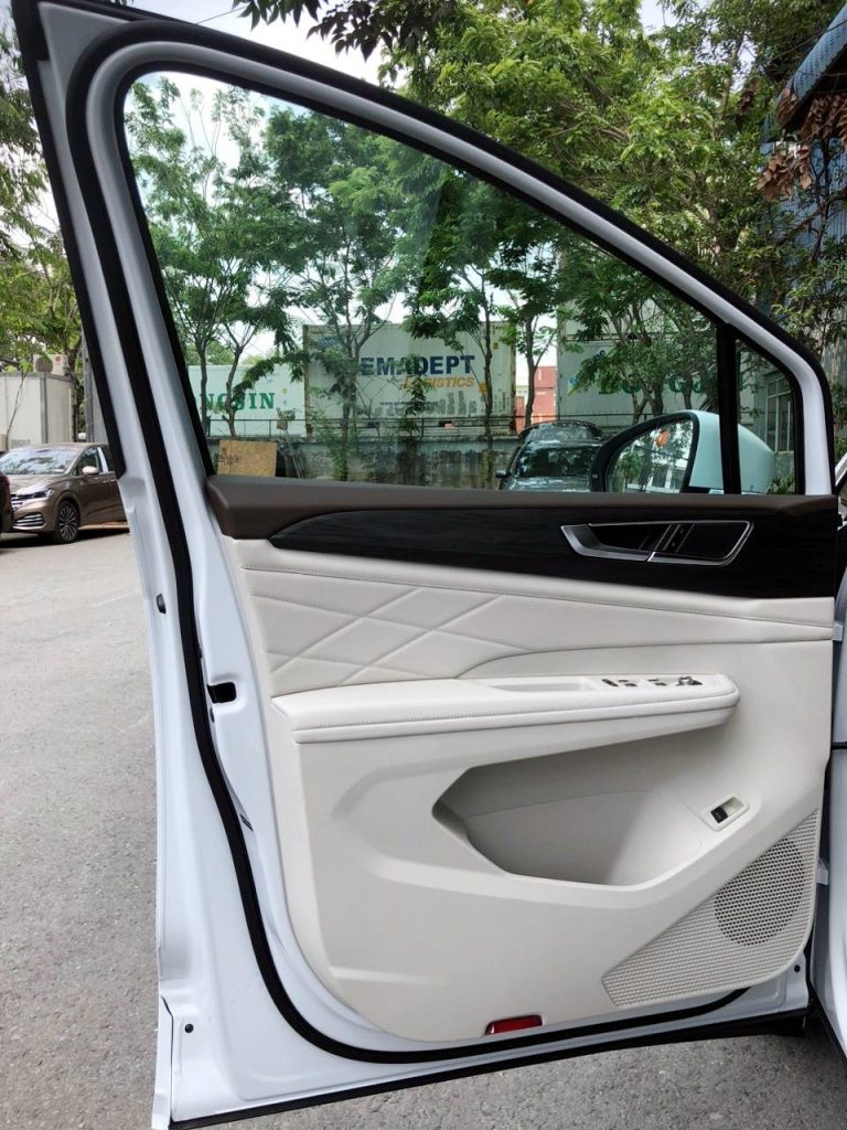 Cửa tài xe Viloran màu trắng