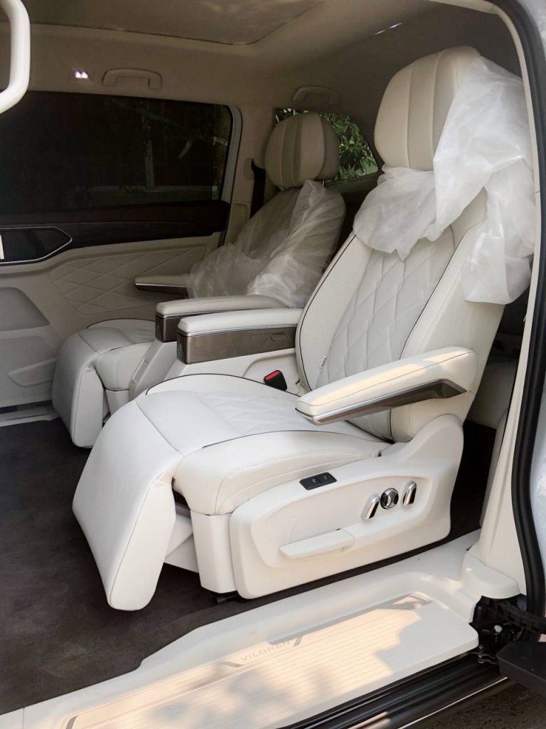 Hàng ghế phía sau bọc da có chỉnh điện