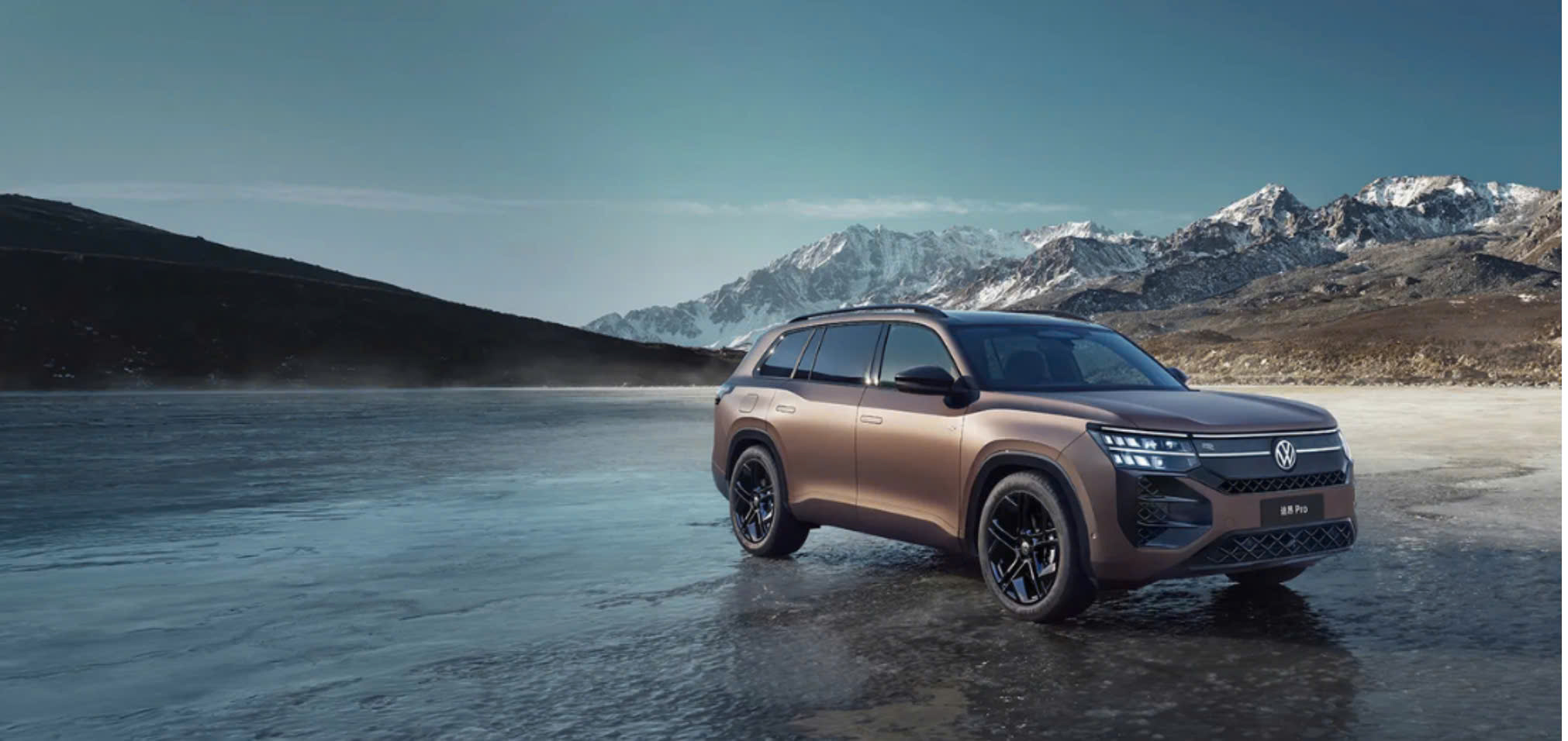 Xe Volkswagen Teramont Pro 2026 trên bờ biển